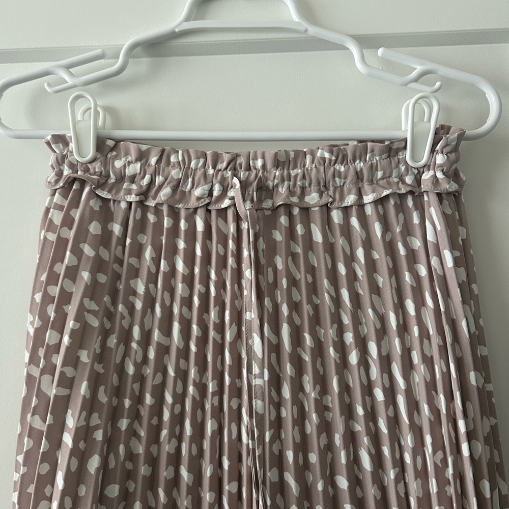 Elegant Polka Dot Pleated Skirt - Picture 5 of 7